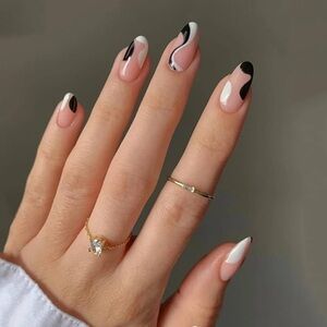 Chic Black & White Nails